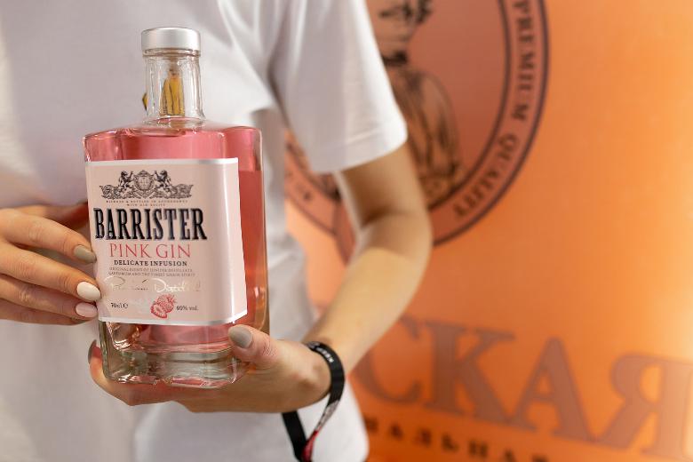 Розовый джин цена. Джин Barrister Pink. Barrister Джин Pink Gin. Джин розовый алкоголь Barrister. Джин в квадратной бутылке розовый.
